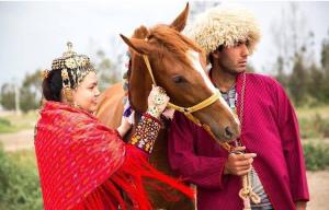 دختر و پسر با اسب از رامش حسینی لاهیجی