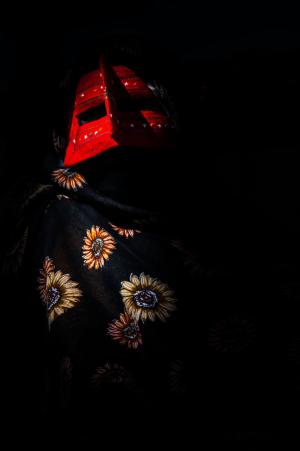 زن نقابدار از رامش حسینی لاهیجی